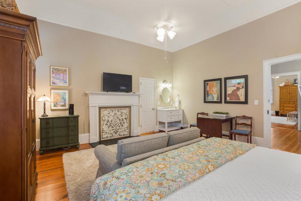 King Suite with Balcony interior